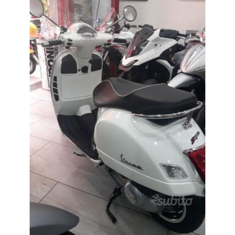 Piaggio Vespa 300 GTS - 2015 come nuova garanzia