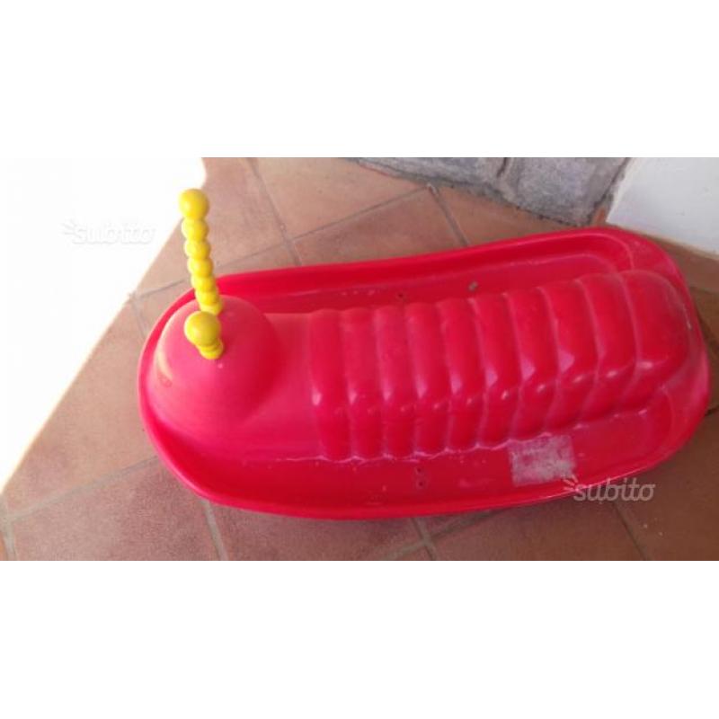 Bruco a dondolo in plastica rossa misura cm 80x45