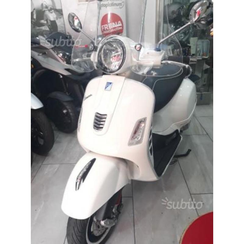 Piaggio Vespa 300 GTS - 2015 come nuova garanzia