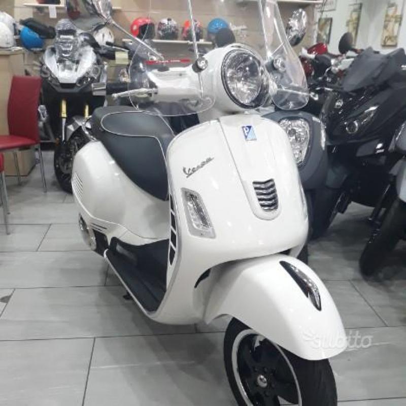 Piaggio Vespa 300 GTS - 2015 come nuova garanzia