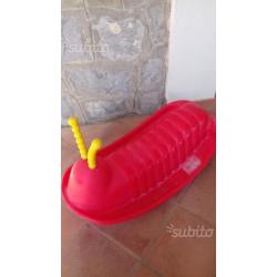 Bruco a dondolo in plastica rossa misura cm 80x45